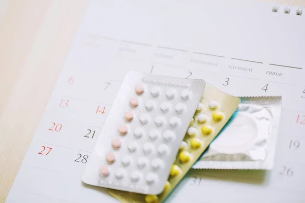 Feche Pílula Contraceptiva Oral Balcão Farmácia Com Tiras Pílulas Coloridas — Fotografia de Stock