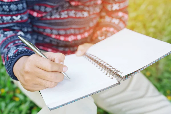 Top Θέα Γυναικεία Χέρια Στυλό Γράφοντας Στο Σημειωματάριο Σημειωματάριο Κάθεται — Φωτογραφία Αρχείου