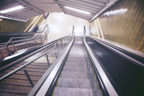 Boş yürüyen merdiven ve merdivenler yaya metro istasyonunda. Metro metrosundan yukarı çıkan merdivenler. seyahat konsepti. Avrupa.