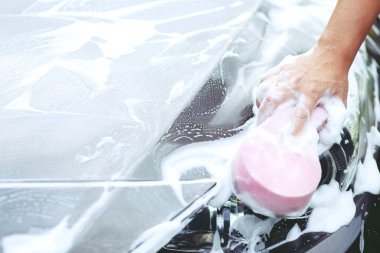 Açık hava araba yıkama ve açık hava köpük sabunu. ticari temizlik hizmeti konsepti. İleti yazmak için yer bırakın.