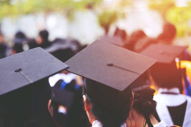 Üniversitedeki yeni mezunları tebrik ederim..