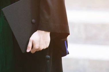 üniversitenin başlangıç başarı mezunları sırasında arka mezuniyet şapkaları, Kavram eğitim tebrikler. Mezuniyet Töreni ,Üniversite mezunlarını törenle kutluyor.