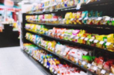 Fotoğraflarda bulanık içecek ürünleri marketin arka planında raflarda çeşitli içecekler bulunan süpermarket buzdolabında meşrubat şişeleri. Metin yazmak için kopyalama alanını boş bırak