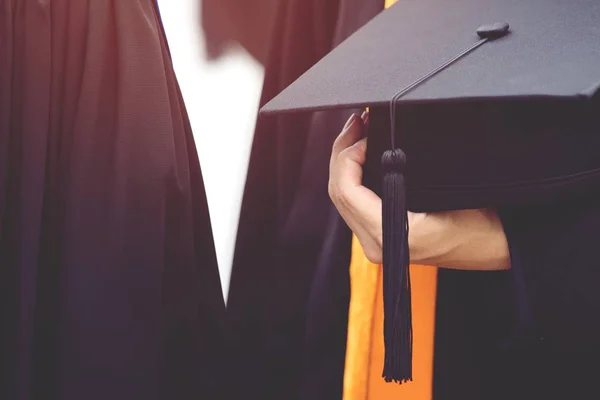 Graduación Los Estudiantes Tienen Sombreros Mano Durante Comienzo Graduados Éxito —  Fotos de Stock