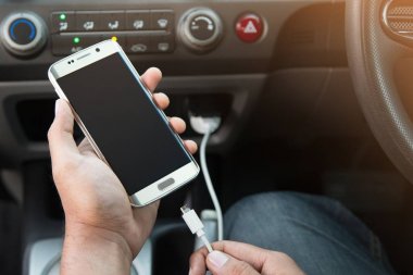 Araba şarj fişi telefon. Konsept şarj ederken, telefonu kullanmayın, tehlike neden olabilir.