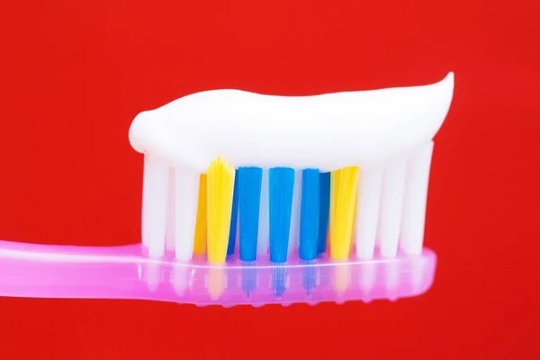 Drücken Sie Eine Zahnpasta Auf Die Zahnbürste Farbe Rosa Den — Stockfoto