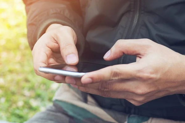 Sección Media Del Soldado Militar Usando Teléfono Móvil Campo Entrenamiento — Foto de Stock