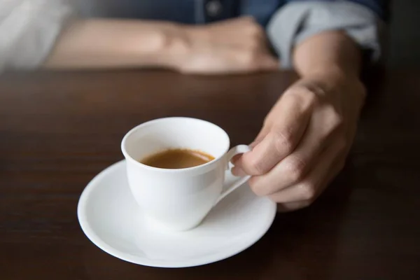 Joven Con Chaqueta Mezclilla Tomando Café Caliente Sobre Una Mesa — Foto de Stock