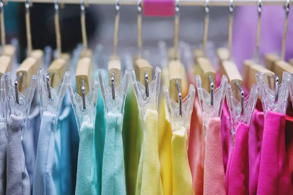 Farblich Abgestimmte Kleidung Auf Kleiderbügeln Schattierungen Von Gelb Orange Und — Stockfoto
