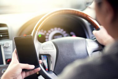 Araba akıllı telefon cep telefonu kullanarak.