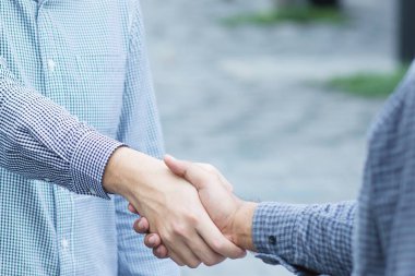 Bir işadamının iki iş arkadaşı arasında el sıkışması ya da anlaşma nın başarılı bir iş anlaşması yla yakınlaşması.