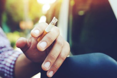 parklarda elinde sigara.