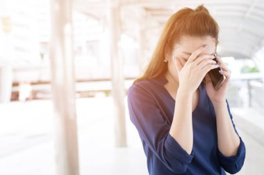Genç bayan telefonda kötü haberler alıyor. Semptom. Şok çok üzücü ve üzücü..