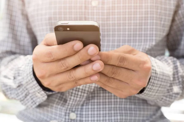 Närbild Affärsman Som Använder Telefon För Att Kontakta Jobbet Eller — Stockfoto