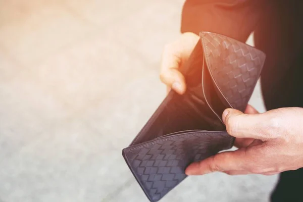 Leere Brieftasche Kein Geld Den Händen Eines Geschäftsmannes Hohe Lebenshaltungskosten — Stockfoto