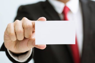 Onun gömlek iş takım cebinden boş kartvizit dışarı alır genç işadamı, kopya alanı
