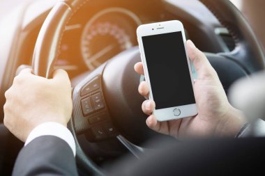 bir mobil akıllı telefon arama kullanarak kadın el yakın yukarı bir araba tamirci yardım isteyin çünkü araba yol kenarında kırık. boş ekran boş.