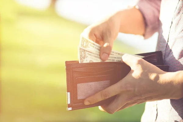 Nahaufnahme Geschäftsmann Person Hält Eine Brieftasche Den Händen Eines Mannes — Stockfoto