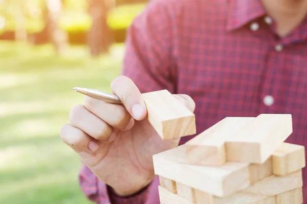 Jogo Jenga Close People Man Hand Holding Pen Playing Take — Fotografia de Stock