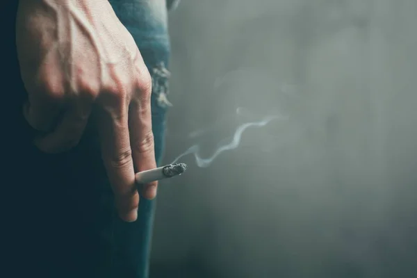 Homme Qui Fume Une Cigarette Main Diffusion Fumée Cigarette — Photo