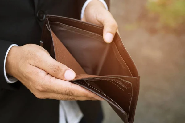 Leere Brieftasche Kein Geld Den Händen Eines Geschäftsmannes Hohe Lebenshaltungskosten — Stockfoto