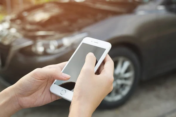 Zavření Ženských Rukou Pomocí Mobilního Telefonu Zavolejte Opravář Požádejte Pomoc — Stock fotografie