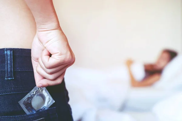 Vaqueros Hombre Joven Bolsillo Lateral Trasero Para Llevar Condones Teniendo — Foto de Stock