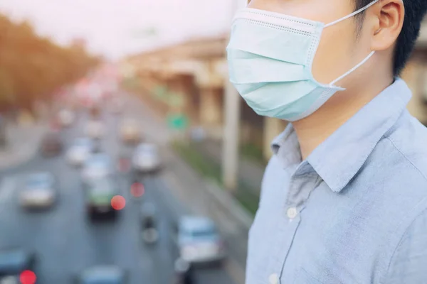 屋外で顔の衛生マスクを着用した男性の肖像画 エコロジー 大気汚染車 ウイルス対策概念インフルエンザの有毒粉塵に対する健康は 健康効果の都市をカバーしました — ストック写真