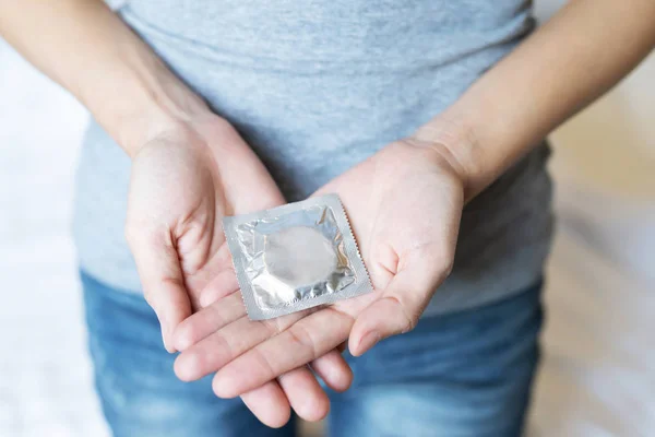 Condones Listos Para Usar Mano Femenina Dar Preservativo Concepto Sexo —  Fotos de Stock