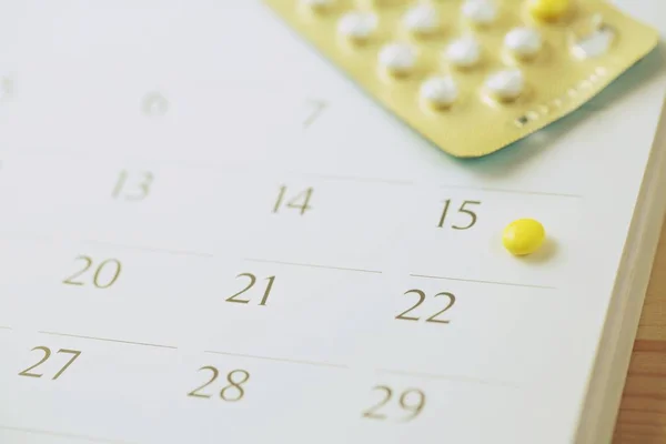 Píldoras Anticonceptivas Control Fecha Fondo Del Calendario Concepto Salud Medicina — Foto de Stock