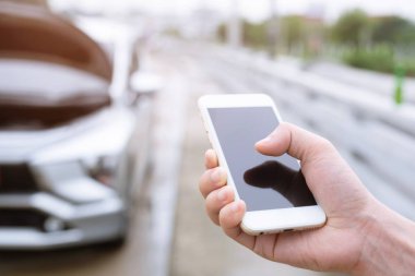 yakın bir cep telefonu akıllı telefon arama kullanarak genç iş adamı el bir araba tamircisi yardım isteyin çünkü araba yol kenarında kırık. boş ekran varsa.