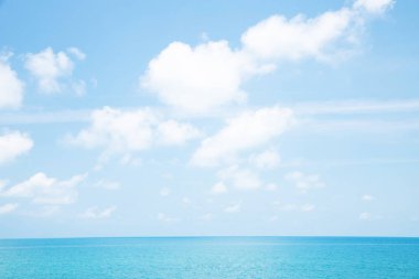 Okyanus dalgasındaki deniz dalgaları ince dalgalı su sıçratıyor. Mavi su ve gökyüzü arka planı