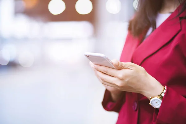 Při Odpočinku Parku Uzavřete Ruku Mladé Ženy Pomocí Mobilního Telefonu — Stock fotografie