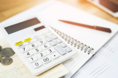 Not defteri, banka hesabı ve siyah kalem ile Ofis masası tablo hesap makinesi. Kopyalama alanı ile üst görünüm. yatırım hesaplama Muhasebe, finansal kavram