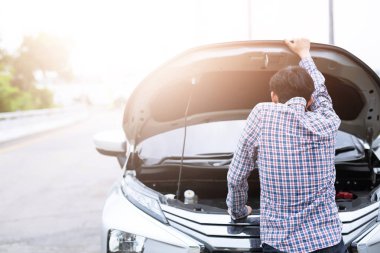 yakın bir cep telefonu akıllı telefon kullanarak işadamı el bir araba tamircisi yardım isteyin çünkü araba kırık. Araç