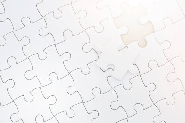 Beyaz yapboz unfinished parçası kapatın. Eksik parçalar ve Sabah güneş ışığı ile yapboz tamamlayın. takım çalışması ile iş mücadelesi nin tamamlanması kavramı.