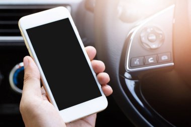 Arabayı kullanırken cep telefonu kullanan genç adam. ulaşım ve araç konsepti