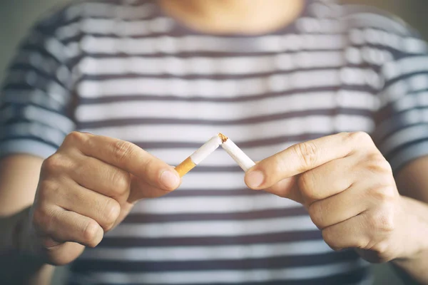 Hombre Rechazando Concepto Cigarrillos Para Dejar Fumar Estilo Vida Saludable — Foto de Stock