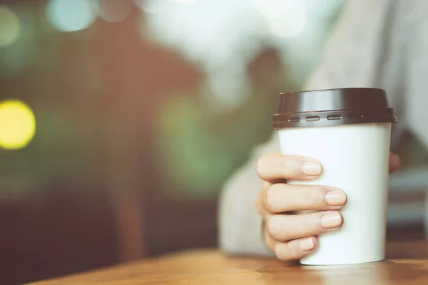 Oficina Mujer Joven Sosteniendo Una Taza Papel Tomar Café Llevar — Foto de Stock