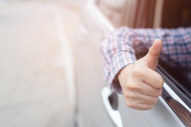 Araba içinde mükemmellik kadar başparmak göstermek Adam eller , hayranlık ve sevinç Seyahat sürüş sırasında yolda tebrikler gezgin. açık havada iyi şanslar gösterin. Kopyalama alanı ile