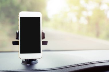 mobil akıllı telefon siyah ekran ile araba konsol tutucu sopa ön. Pano arka planda harita GPS navigasyon ekleyin. metin için boş ekran. alanı kopyalayın. araba iç detayları.