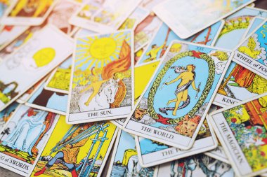 Tahta bir arka plandan esinlenilmiş, dağınık ve gelişigüzel düzenlenmiş bir Tarot kartlı çingene destesi. Falcı, sihirbaz, büyücü. Yıldız falı