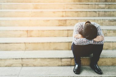 İşsizlik krizi, umutsuzluk ve stres altında olan insanlar stresli hissettikleri için kararsız veya depresyonlu durumlara yol açamıyorlar. Stres zihinsel sorunlara ve işsizliğe neden oluyor..