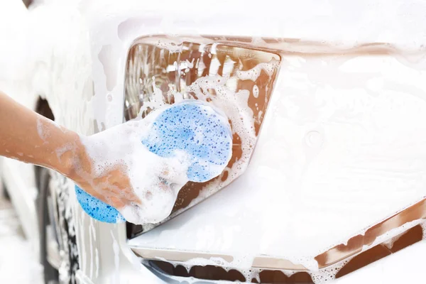 Esponja Azul Jabón Sobre Coche Para Lavar Capota Delantera Limpiada — Foto de Stock