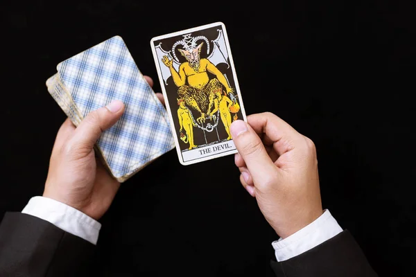 Een Stapel Tarot Kaarten Zigeuner Geïnspireerd Een Houten Achtergrond Verspreid — Stockfoto