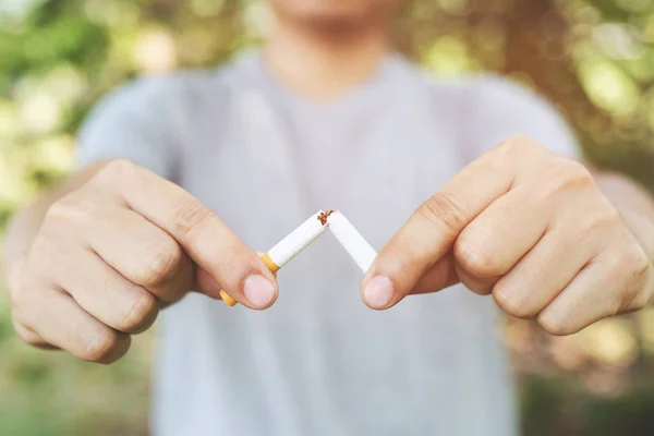 Hombre Rechazando Concepto Cigarrillos Para Dejar Fumar Estilo Vida Saludable — Foto de Stock