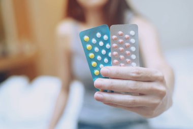 Renkli hap şeritler ile el kontraseptif hap kadar kapatın. Kontrasepsiyon doğum ve hamile kavramını azaltır.