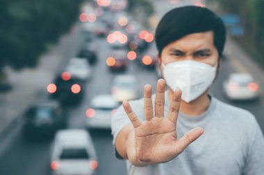 Yüz hijyenik maske burun açık havada giyen adam portresi. Ekoloji, hava kirliliği araba, çevre ve virüs koruma konsepti grip sağlığı toksik toz karşı bir sağlık etkisi şehir kaplı.