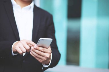 mobil akıllı telefon kullanarak genç adam elini yakın. veya Iş adamı Iletişim müşteri.