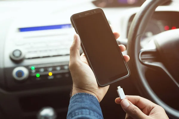 Zavřít Mužovou Ruku Přidržovat Nabíjení Baterie Mobilní Telefon Autě — Stock fotografie